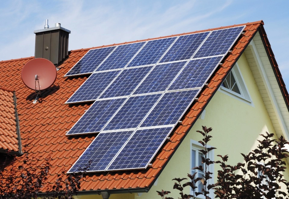 panele słoneczne na dachu domu jednorodzinnego